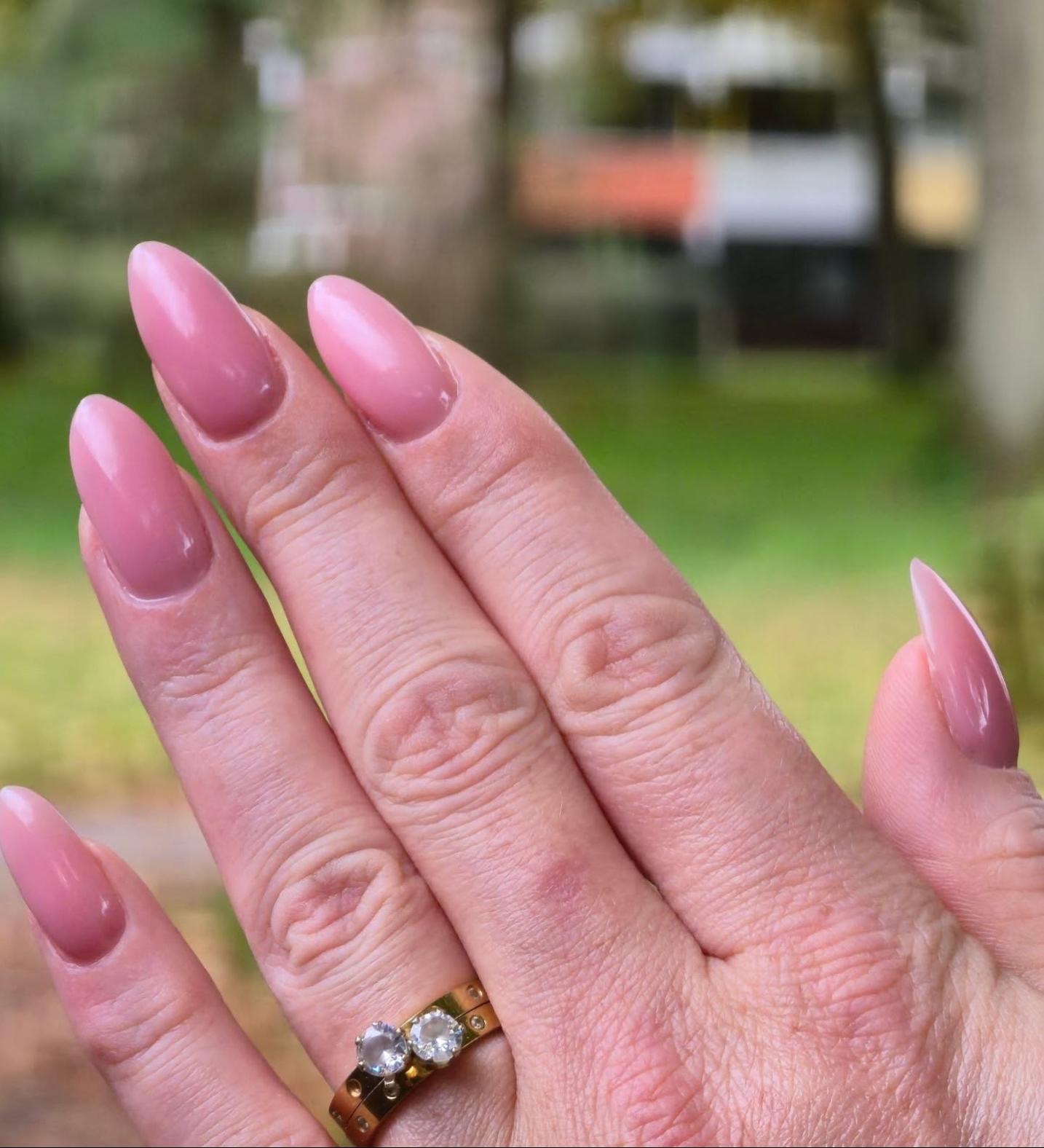 Lange amandelvormige roze nagels