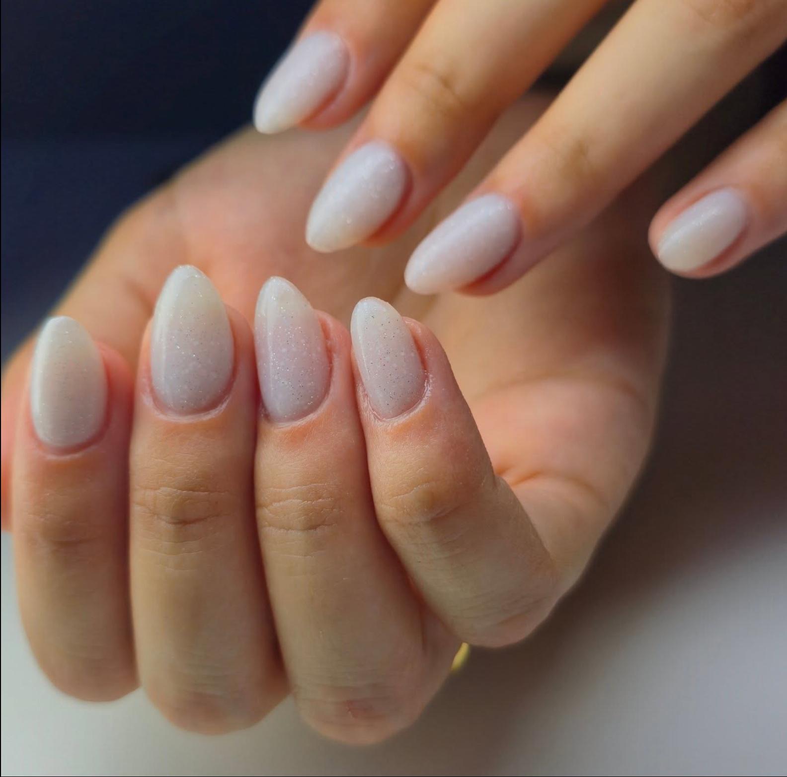 Subtiele milky glitter manicure